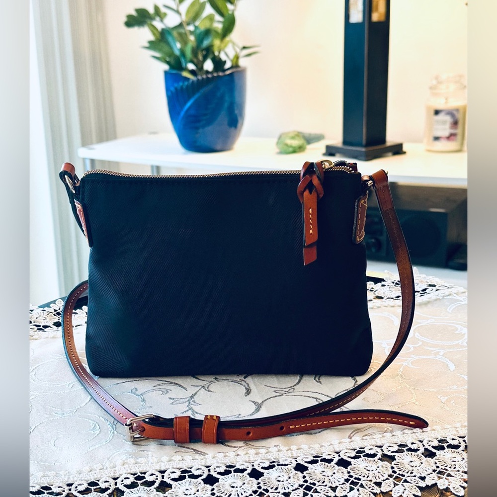 🦆Dooney & Bourke Nylon Pouchette Crossbody Bag, Black (NWOT) - Picture 3 of 7